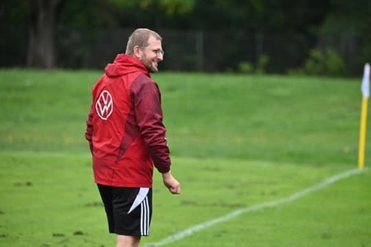 Nico Walter, Gründer von Taqticlab, als Trainer an der Seitenlinie