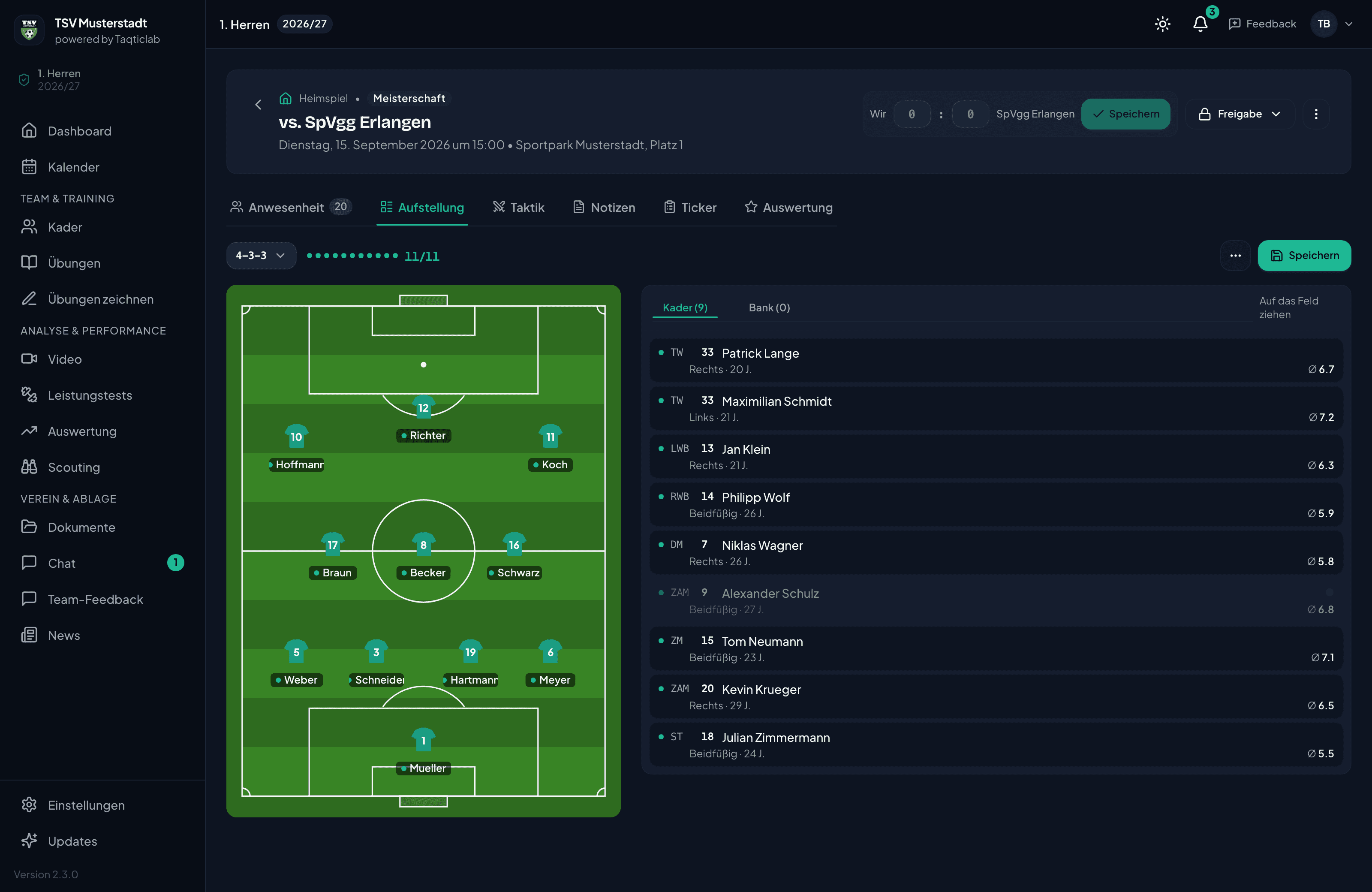 Aufstellungs-Editor mit kompletter Startelf auf dem Spielfeld