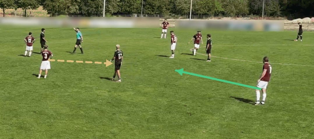 Standbild aus einem Pokalspiel mit eingezeichnetem Passweg und Laufweg